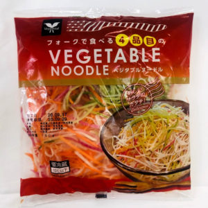フォークで食べる4品目のベジタブルヌードル